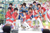「みなみなサマー」を披露するHiHi Jetsと東京B少年。