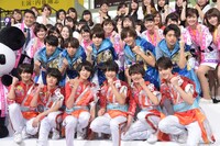 ガッツポーズをする会見出演者。