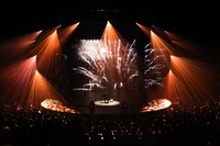 「amazarashi LIVE 理論武装解除」より「隅田川」のパフォーマンスシーン。