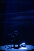 「amazarashi LIVE 理論武装解除」より「隅田川」のパフォーマンスシーン。