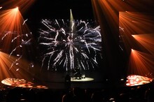 「amazarashi LIVE 理論武装解除」より「隅田川」のパフォーマンスシーン。