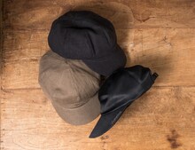 クラムボンとCA4LAのコラボレーションキャスケットとキャップ。