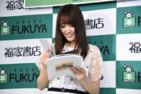 お気に入りのページを探す菅井友香（欅坂46）。