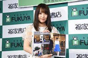 お気に入りののページを見せる菅井友香（欅坂46）。