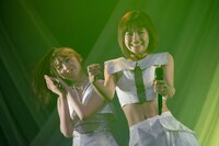 左から上西星来、脇あかり。（写真提供：EPICレコードジャパン）