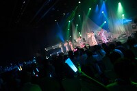 浴衣姿で「ハジケソーダ！」を歌う東京パフォーマンスドール。