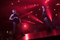 左から橘二葉、浜崎香帆。（写真提供：EPICレコードジャパン）