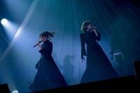 「cocolo」を歌う上西星来（左）、脇あかり（右）によるユニット・赤の流星。