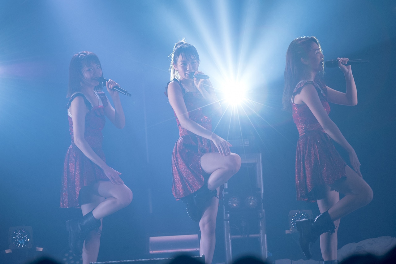 左から浜崎香帆、橘二葉、高嶋菜七。（写真提供：EPICレコードジャパン）