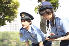 警察官に扮したユースケとリョウコ。