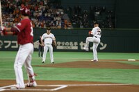 始球式に登板した関口メンディー（右）。（写真提供：LDH JAPAN）