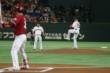 始球式に登板した関口メンディー（右）。（写真提供：LDH JAPAN）