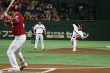 始球式に登板した関口メンディー（右）。（写真提供：LDH JAPAN）