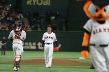 投球を終え安堵の表情を見せる関口メンディー（中央）。（写真提供：LDH JAPAN）