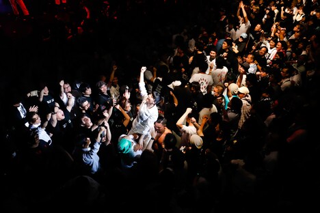 プー・ルイの入場シーン。（写真提供：オツモレコード）