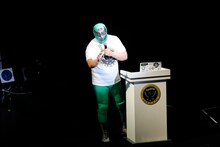 BILLIE IDLEをプレゼンするスーパー・ササダンゴ・マシン。（写真提供：オツモレコード）