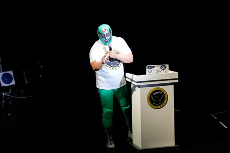 BILLIE IDLEをプレゼンするスーパー・ササダンゴ・マシン。（写真提供：オツモレコード）