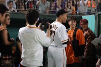 巨人のユニフォームを着た関口メンディー。（写真提供：LDH JAPAN）