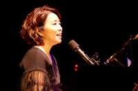 浜田真理子（撮影：山崎伸康）