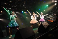 左から福緒唯、広瀬ゆうき、巴奎依。