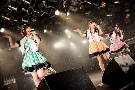 左から福緒唯、広瀬ゆうき、巴奎依。