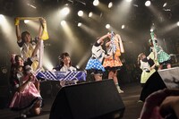 タオルで「2nd」の文字を作るA応P。