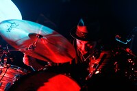 対馬祥太郎（Dr）（撮影：岡田貴之）