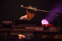 サポートを務めるthe chef cooks meのシモリョー。（Photo by TEPPEI）