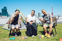 左から吉田大吾、 片瀬那奈、澤部佑。