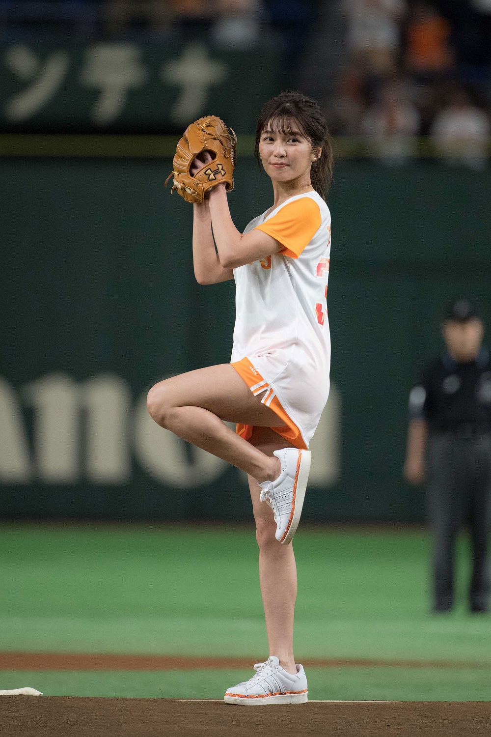 きれいなフォームで投球する宇野実彩子投手。（写真提供：小学館）