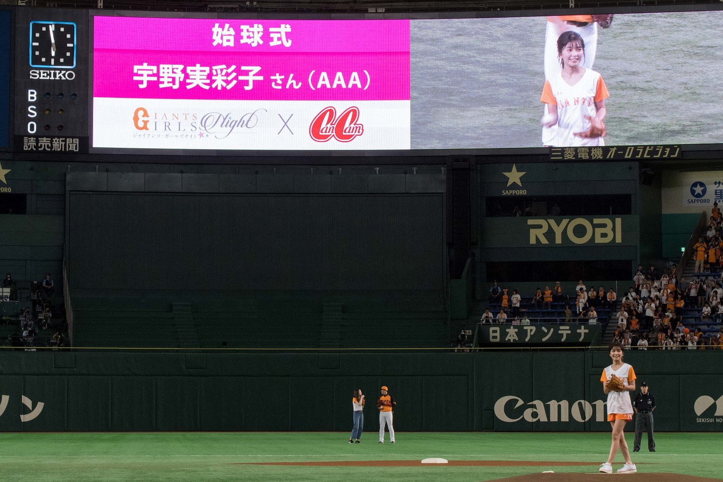 東京ドームのマウンドに立つ宇野実彩子投手。（写真提供：小学館）