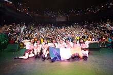 アンジュルムのフランス・パリ公演の様子。（写真提供：アップフロント）