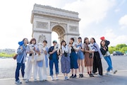 エトワール凱旋門の前で記念撮影するアンジュルム。(写真提供:アップフロント)