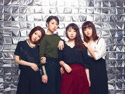 指先ノハク。右から2番目が清水加奈(Vo, G)。