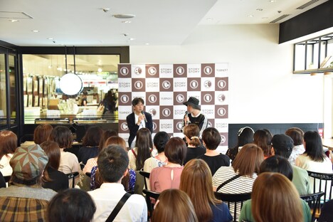 「いちごの唄」出版記念トークショーの様子。