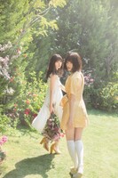 人気画像9位は「GRLミューズ西野七瀬＆齋藤飛鳥の写真集、先着でプレゼント」より、左から乃木坂46の齋藤飛鳥、西野七瀬。