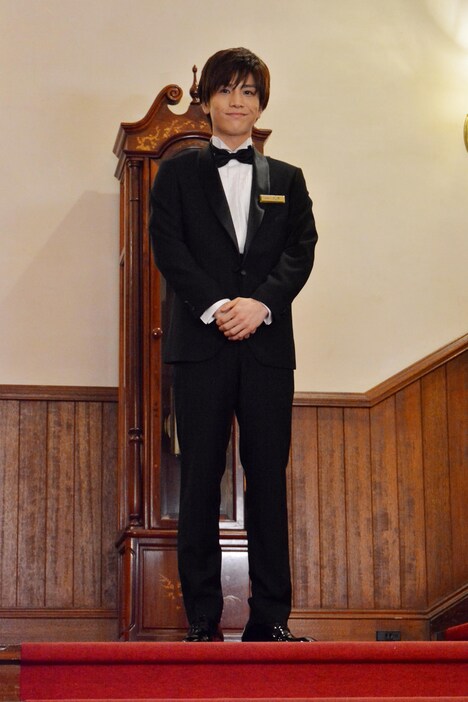 日本テレビ系「崖っぷちホテル！」第9話より、タキシードに身を包む宇海直哉。 (c)NTV