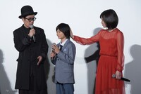 左からリリー・フランキー、城桧吏、松岡茉優。