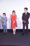 左から城桧吏、松岡茉優、池松壮亮。