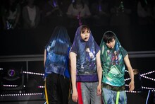 「Party Maker」の曲前、“やる気ないマン”と化す（左から）カイ、リョウガ、タクヤ。（撮影：米山三郎、深野輝美、山下陽子）