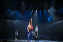 「Party Maker」で8号車を煽るユーキ。（撮影：米山三郎、深野輝美、山下陽子）