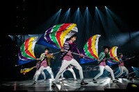 カラーガードパフォーマンスの様子。（撮影：米山三郎、深野輝美、山下陽子）