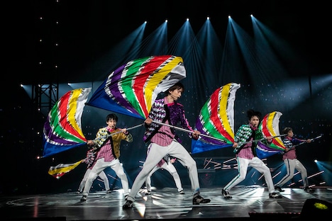 カラーガードパフォーマンスの様子。（撮影：米山三郎、深野輝美、山下陽子）