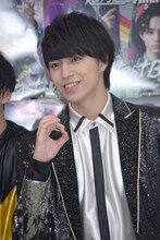 “6”のポーズを決めるタカシ。