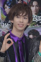 ユースケの定番ポーズでもある“6”を悪態をつきながら決めるリョウガ。