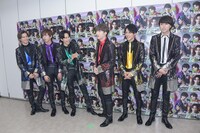 サッカーの話題になり「イニエスタは凄い選手なのに日本の電車には気付かれずに乗れるのが凄い！」と熱弁するユーキ（右から3番目）。