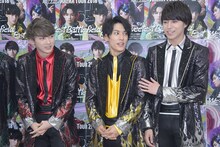 ユーキ（左）から「超特急の川島！ 熱がすごいんで！」と無茶振りされ「守護神やらせてもらってます。無失点（ノーミス）でいきます！」と応じるユースケ（中央）。