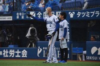 樽美酒研二に宣戦布告する森本稀哲（左）。