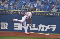 ウオーミングアップ中の樽美酒研二。