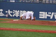 ヒットを打たれうなだれる樽美酒研二。